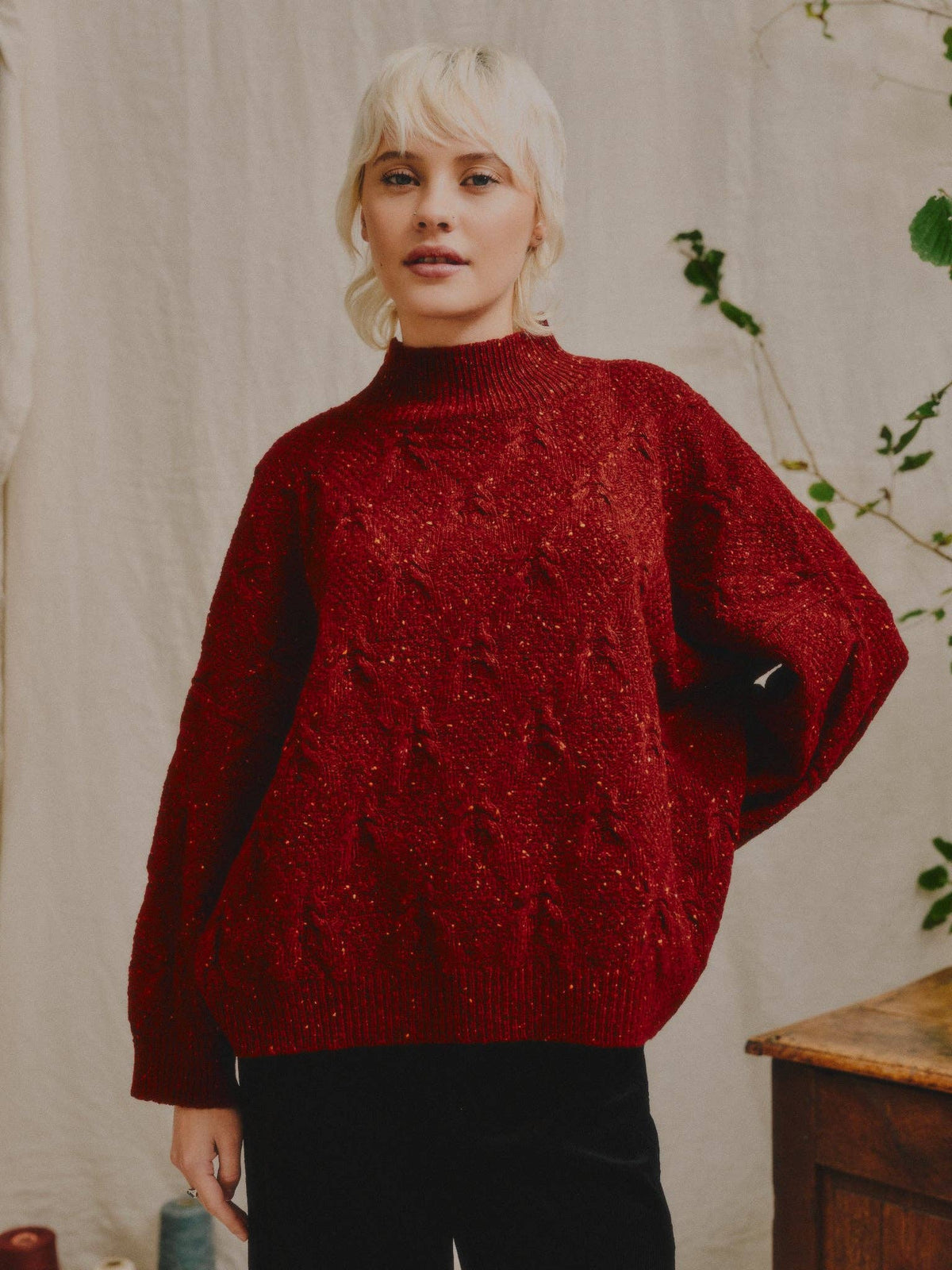 Ings Donegal Kabelgenser i Merinoull fra OUBAS – farge Brick Red