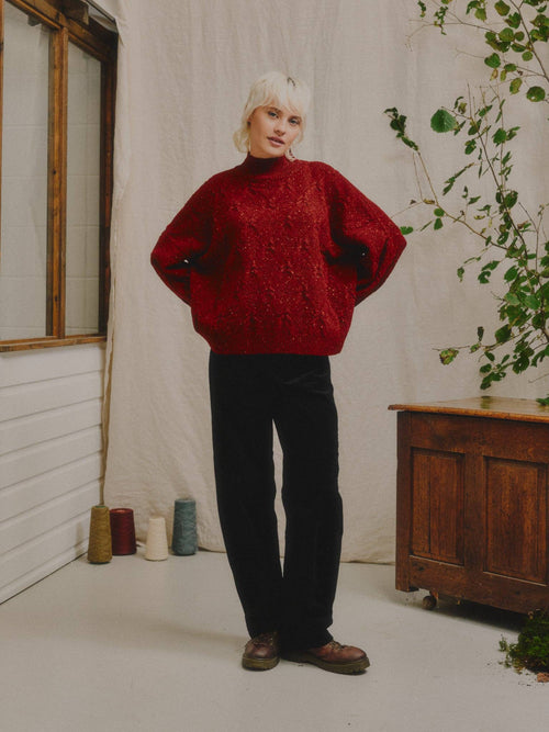Ings Donegal Kabelgenser i Merinoull fra OUBAS – farge Brick Red
