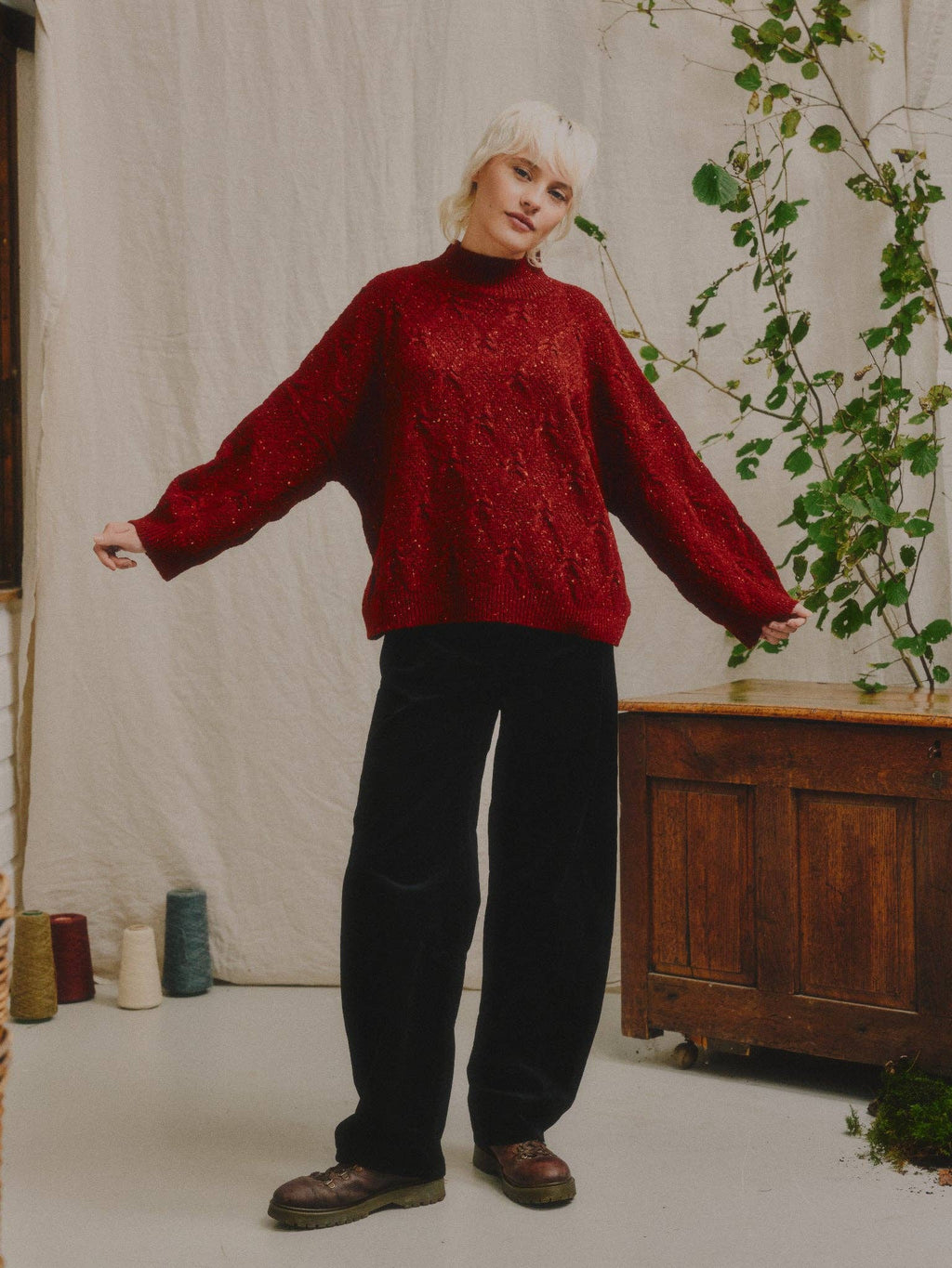 Ings Donegal Kabelgenser i Merinoull fra OUBAS – farge Brick Red