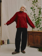 Ings Donegal Kabelgenser i Merinoull fra OUBAS – farge Brick Red