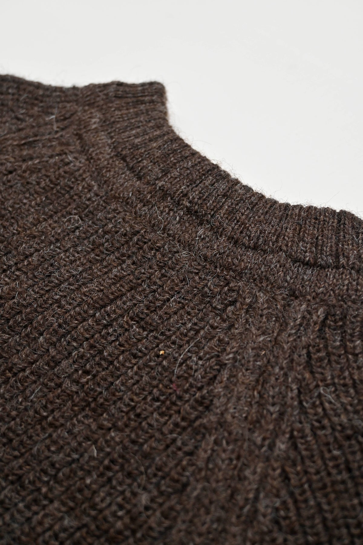 Olann Rundhalset Herregenser i Britisk Ull fra OUBAS – farge Peat