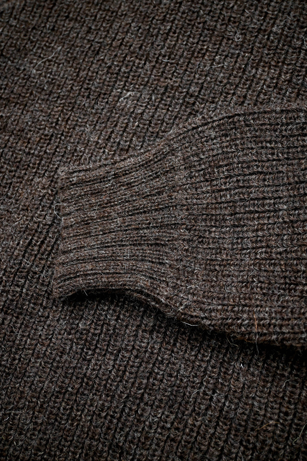 Olann Rundhalset Herregenser i Britisk Ull fra OUBAS – farge Peat