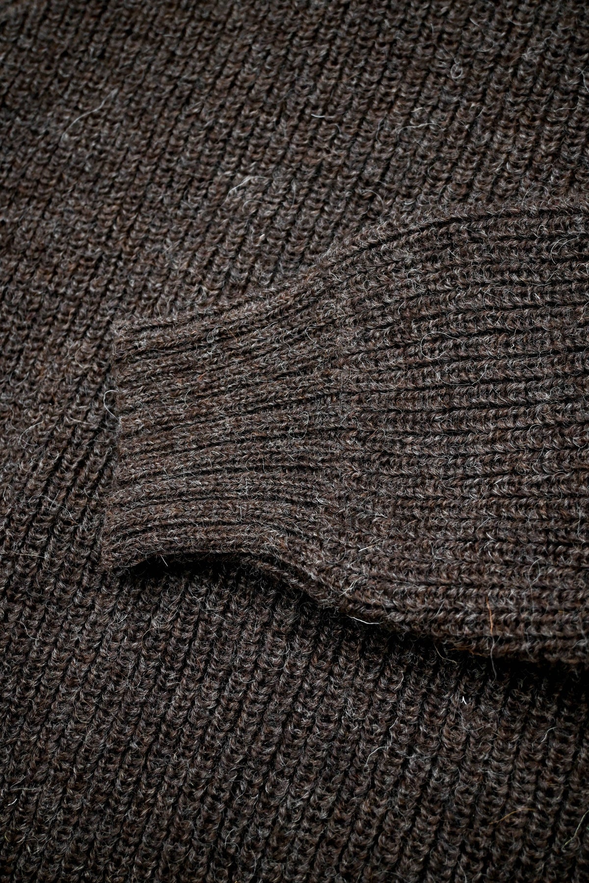 Olann Rundhalset Herregenser i Britisk Ull fra OUBAS – farge Peat