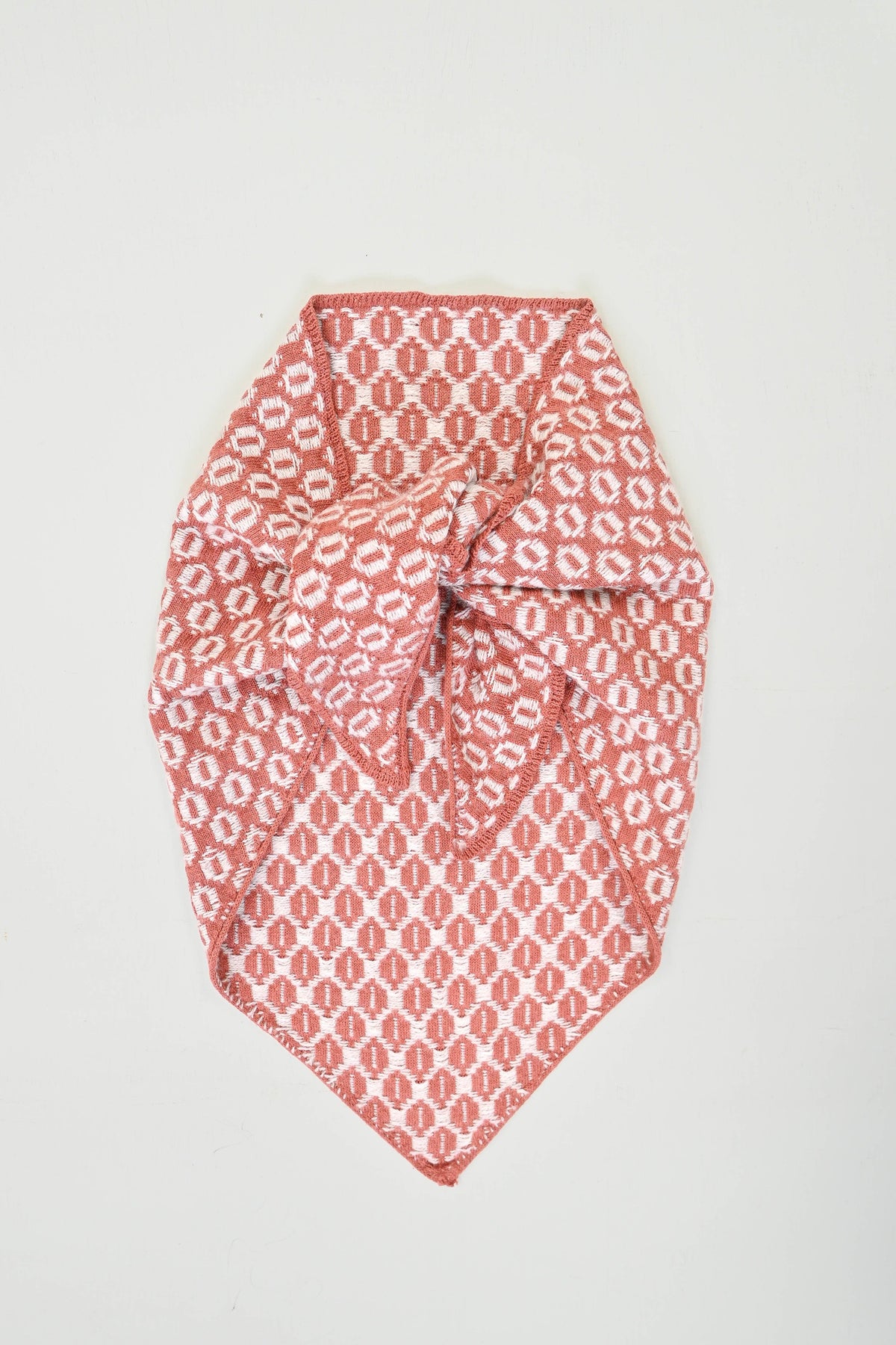 Orton Trekantskjerf i Bomull, Lin og Merinoull fra OUBAS – farge Washed Henna/Oatmeal