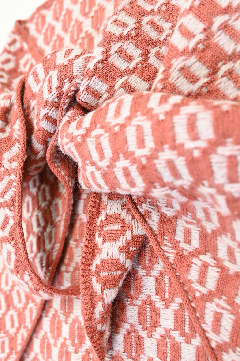 Orton Trekantskjerf i Bomull, Lin og Merinoull fra OUBAS – farge Washed Henna/Oatmeal