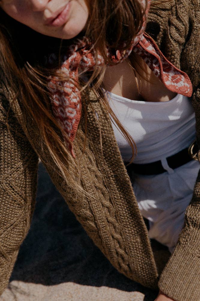 Orton Trekantskjerf i Bomull, Lin og Merinoull fra OUBAS – farge Washed Henna/Oatmeal