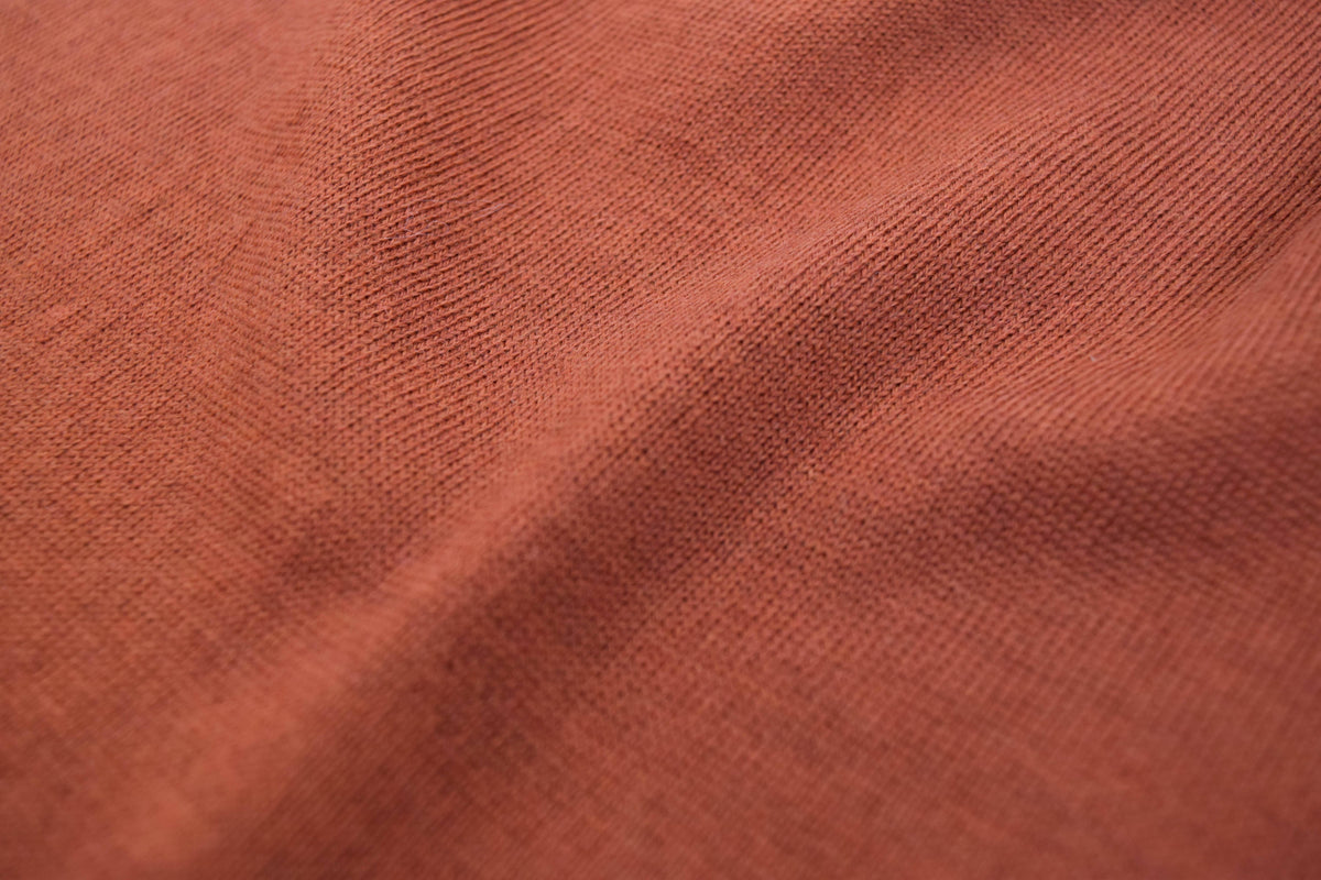 Eden Omslagscardigan i Fin Merinoull fra OUBAS – farge Henna