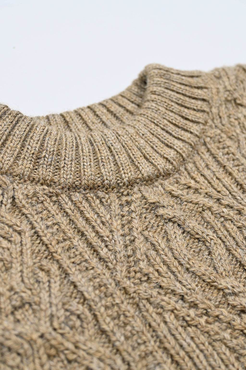 Freyja Kabelgenser i Britisk Ull fra OUBAS – farge Bronze Olive