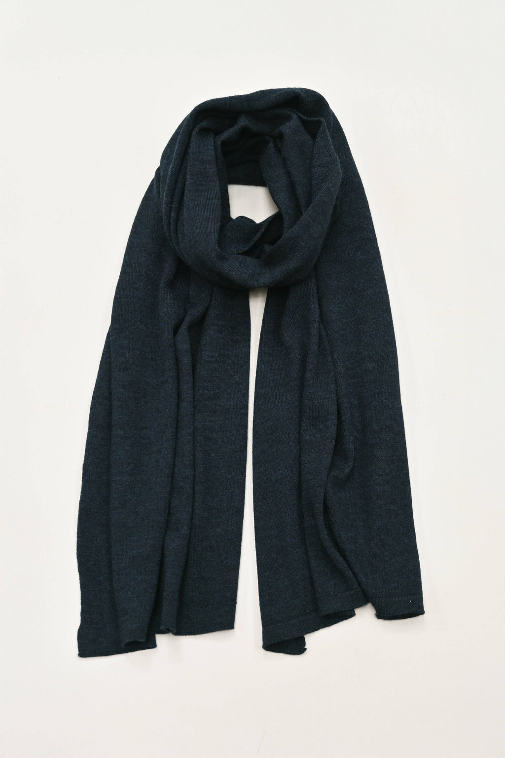 Eden Plantefarget Skjerf i Merinoull fra OUBAS – farge Deep Indigo