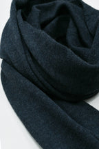 Eden Plantefarget Skjerf i Merinoull fra OUBAS – farge Deep Indigo