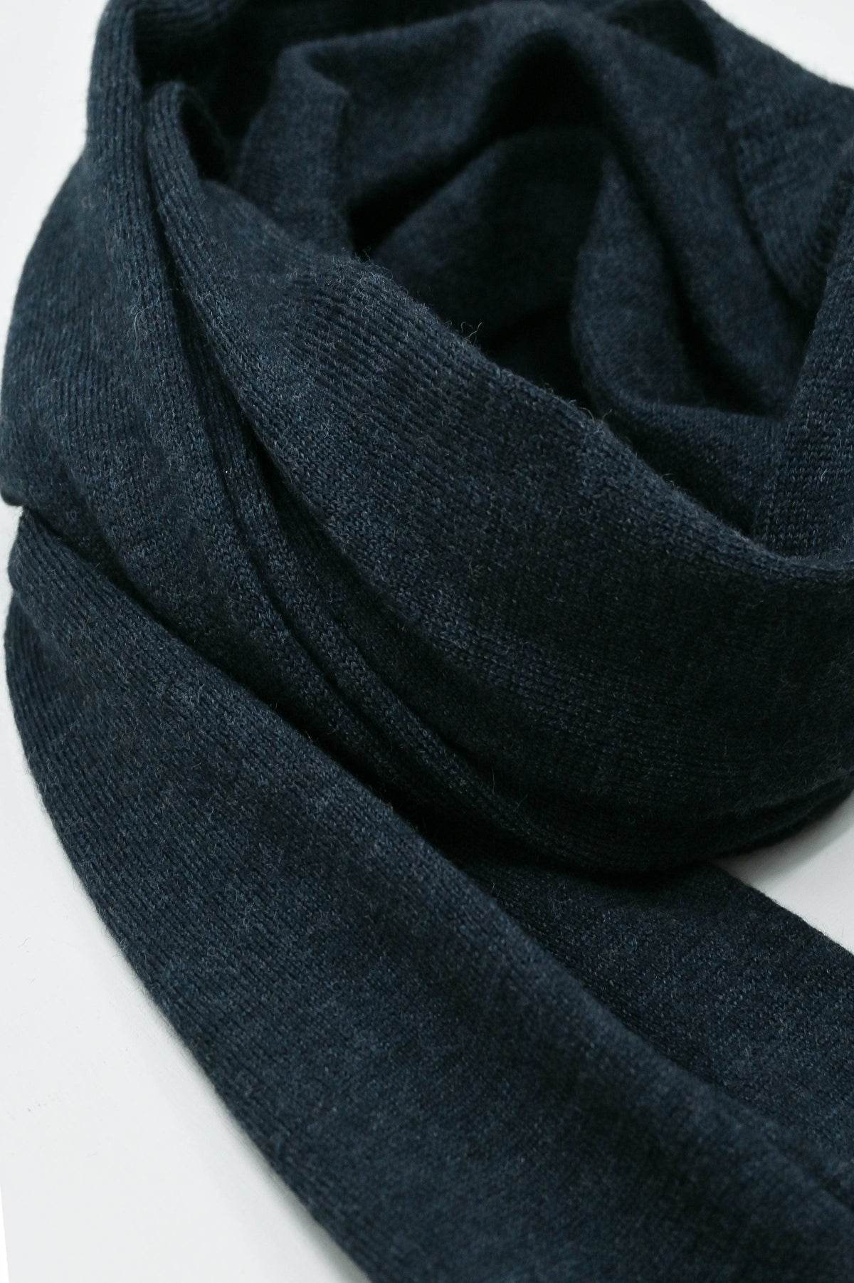Eden Plantefarget Skjerf i Merinoull fra OUBAS – farge Deep Indigo