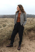 Kent Kort Cardigan i Donegal Merinoull fra OUBAS – farge Flint