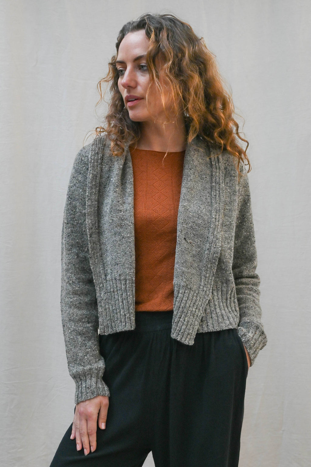 Kent Kort Cardigan i Donegal Merinoull fra OUBAS – farge Flint