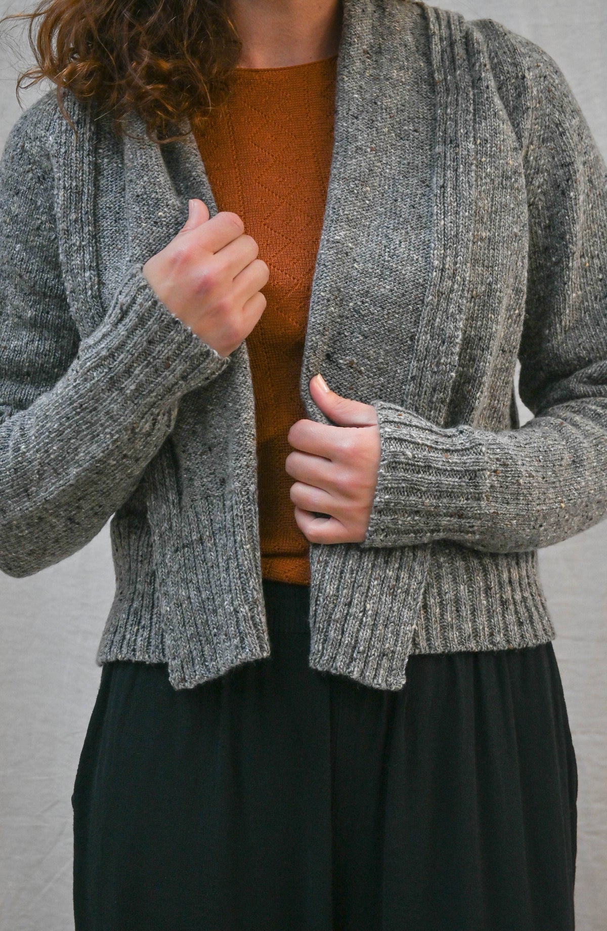 Kent Kort Cardigan i Donegal Merinoull fra OUBAS – farge Flint
