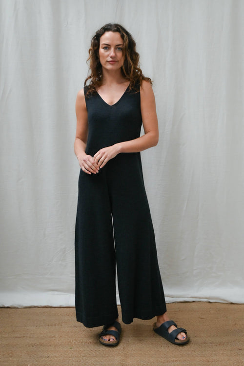 Mori Buksedress i Merinoull fra OUBAS – farge Charcoal