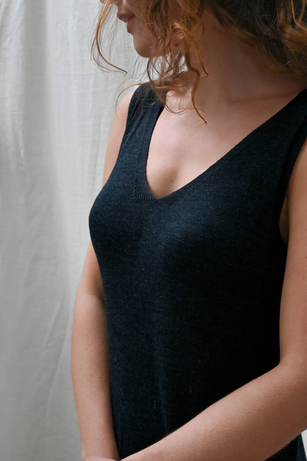 Mori Buksedress i Merinoull fra OUBAS – farge Charcoal