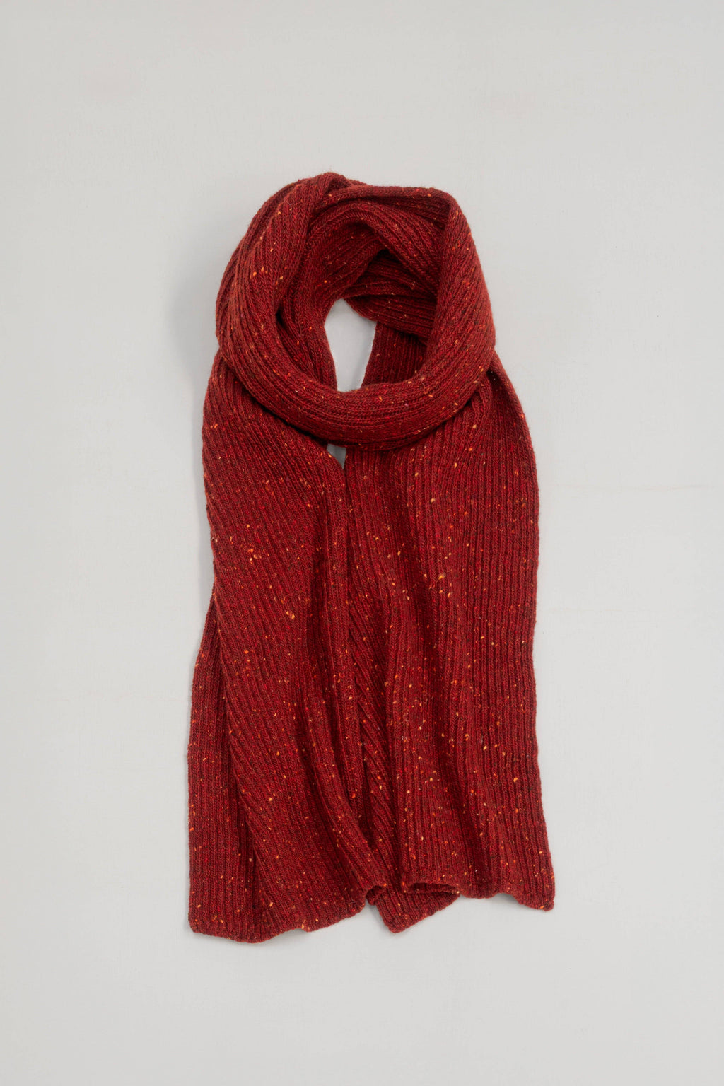 Fishermans Ribbestrikket Skjerf i Donegal Merinoull fra OUBAS – farge Brick Red