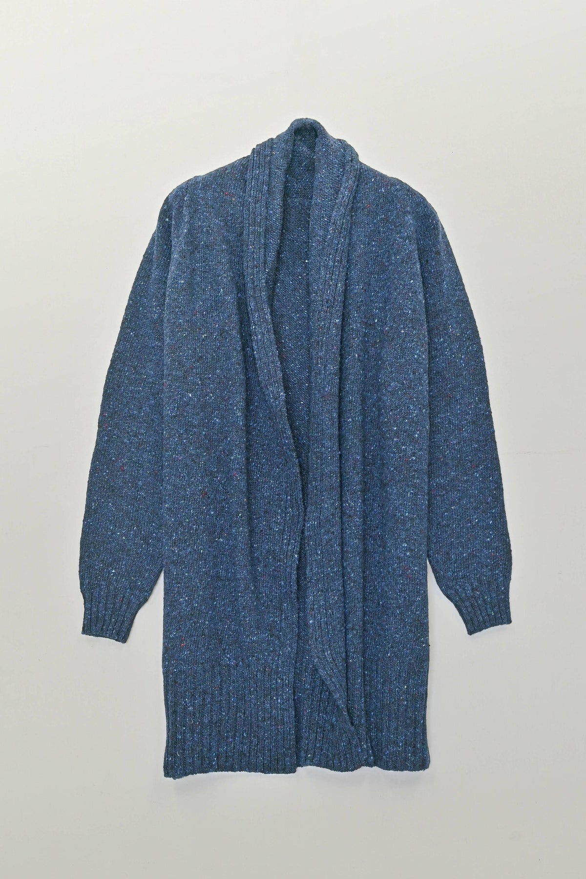 Kent Cardigan i Donegal Merinoull fra OUBAS – farge Ink