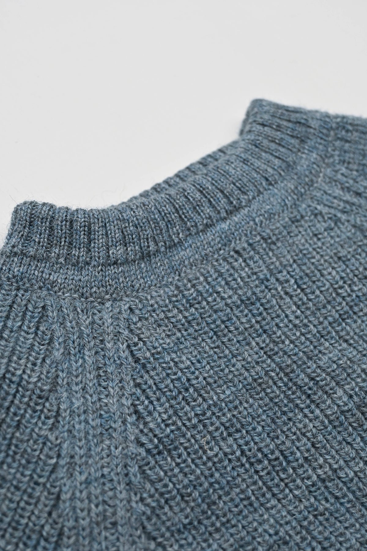 Olann Rundhalset Herregenser i Britisk Ull fra OUBAS – farge Slate Blue