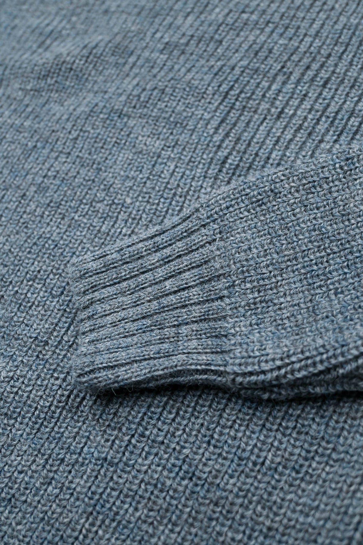 Olann Rundhalset Herregenser i Britisk Ull fra OUBAS – farge Slate Blue