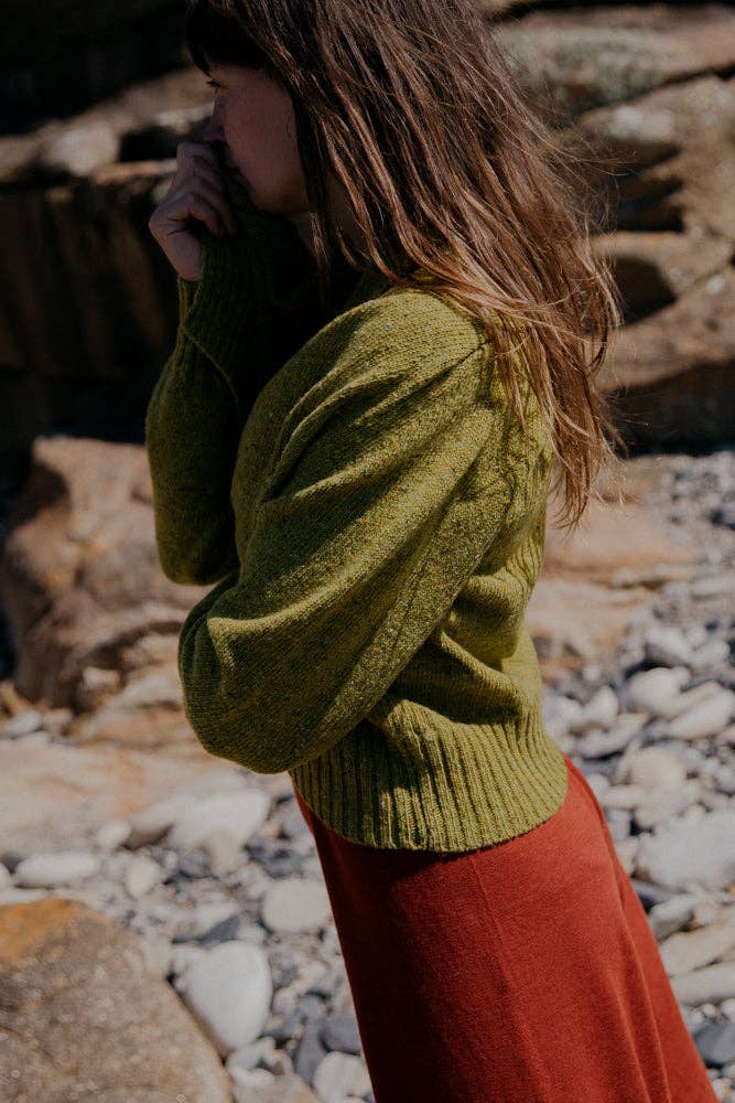 Kent Kort Cardigan i Donegal Merinoull fra OUBAS – farge Lime
