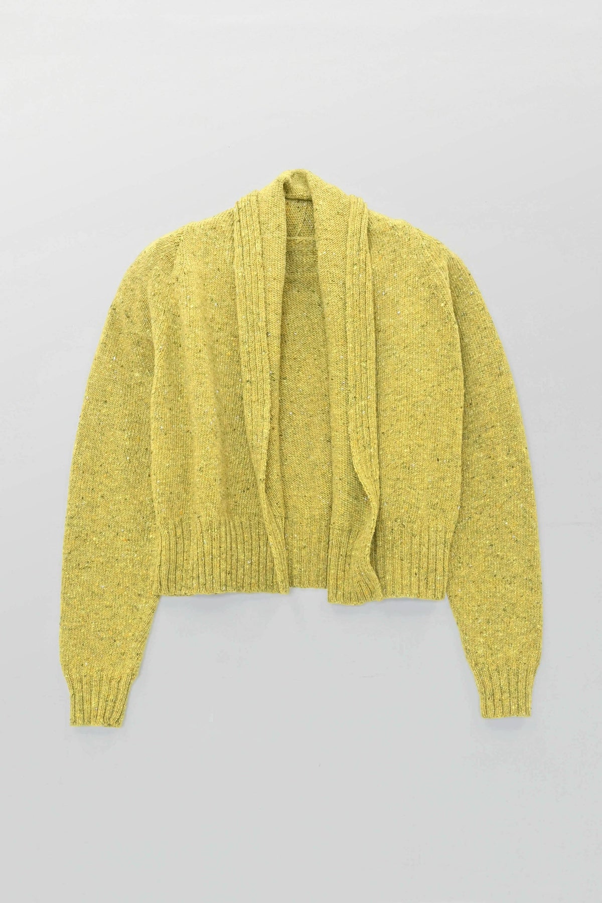 Kent Kort Cardigan i Donegal Merinoull fra OUBAS – farge Lime