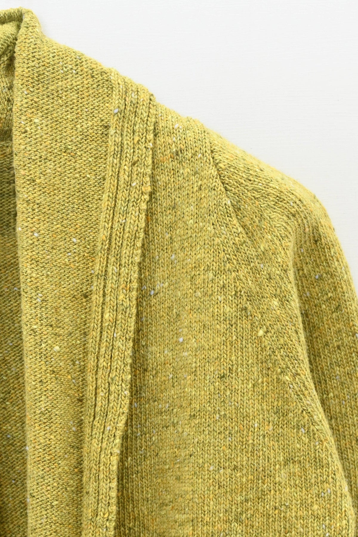 Kent Kort Cardigan i Donegal Merinoull fra OUBAS – farge Lime