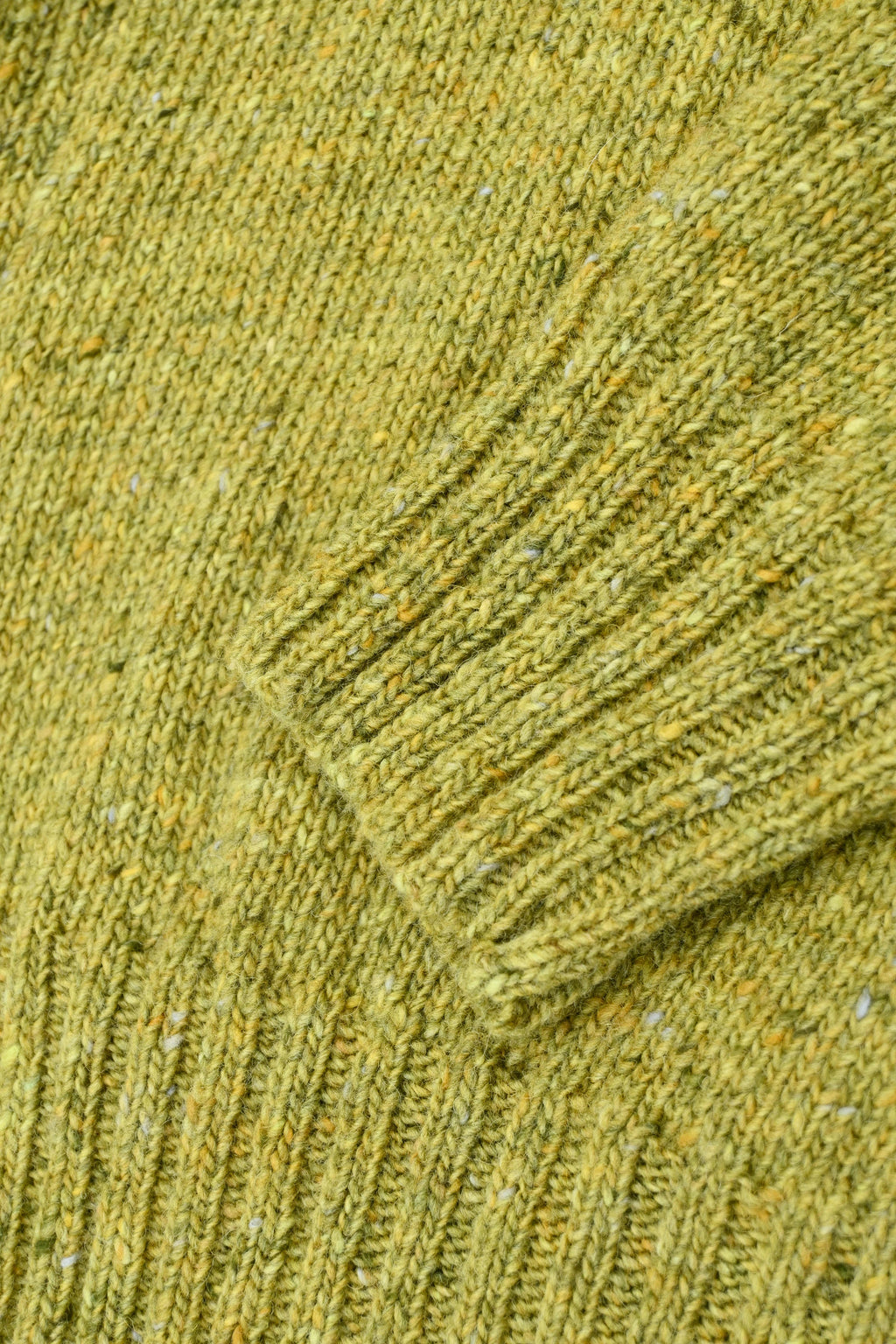 Kent Kort Cardigan i Donegal Merinoull fra OUBAS – farge Lime