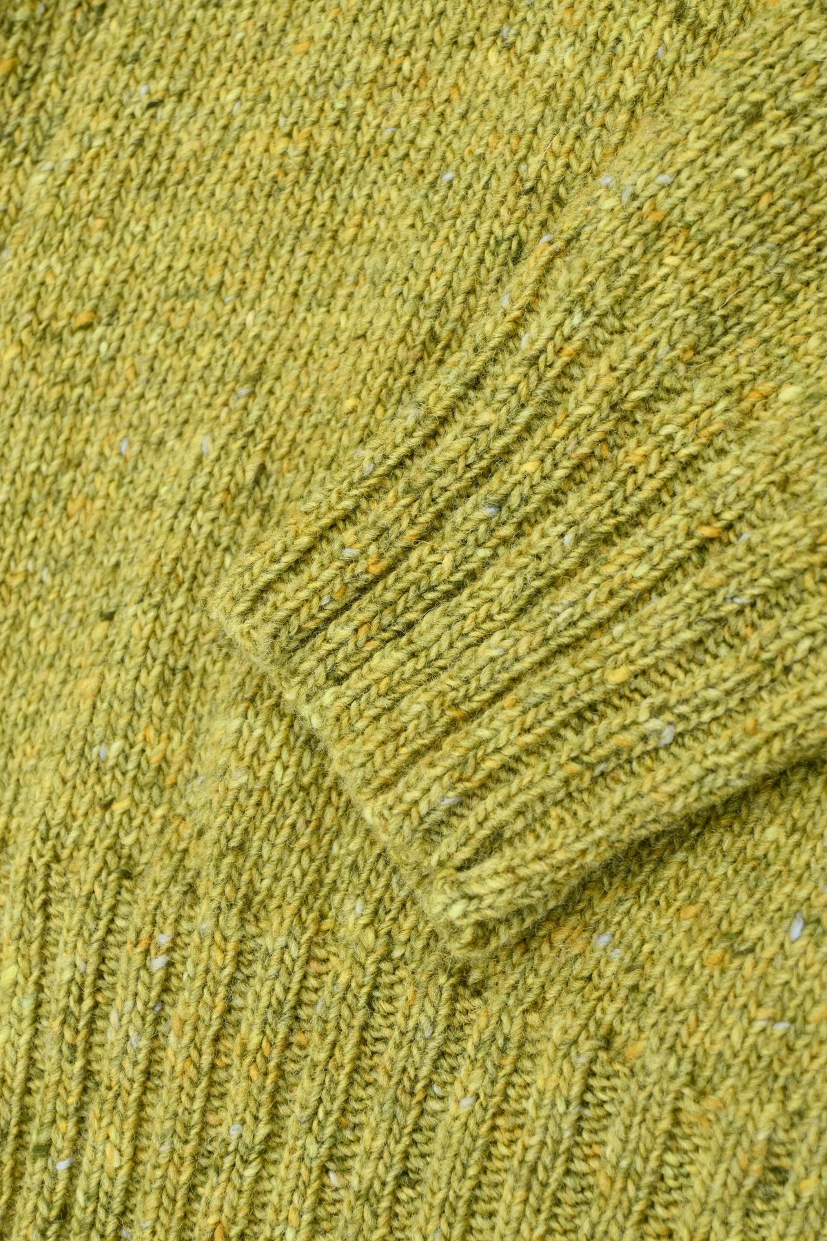 Kent Kort Cardigan i Donegal Merinoull fra OUBAS – farge Lime