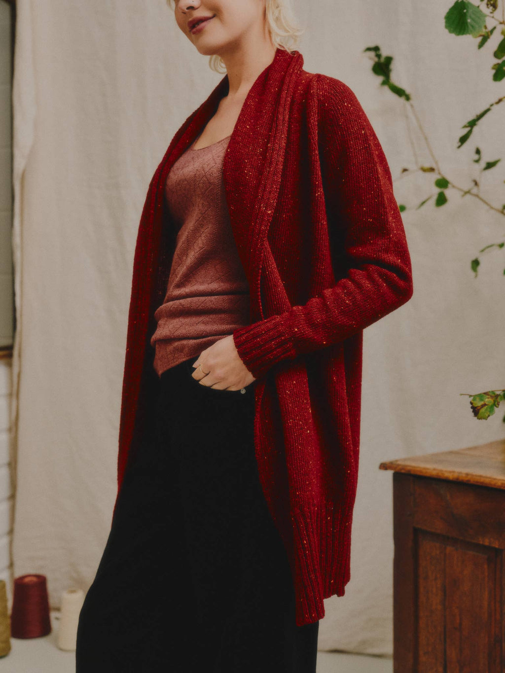 Kent Cardigan i Donegal Merinoull fra OUBAS – farge Brick Red