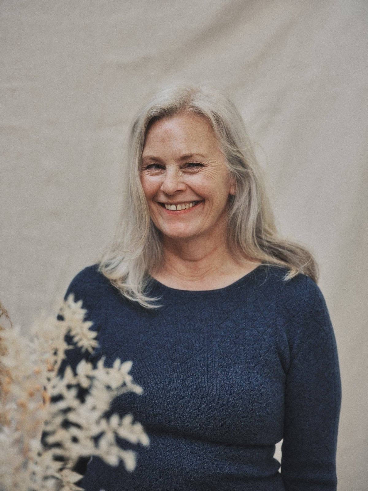 tricot De Peau Topp i Fin Merinoull fra OUBAS – farge Indigo Blue