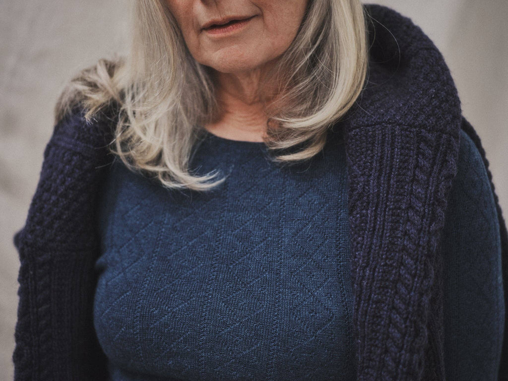 tricot De Peau Topp i Fin Merinoull fra OUBAS – farge Indigo Blue