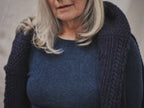 tricot De Peau Topp i Fin Merinoull fra OUBAS – farge Indigo Blue