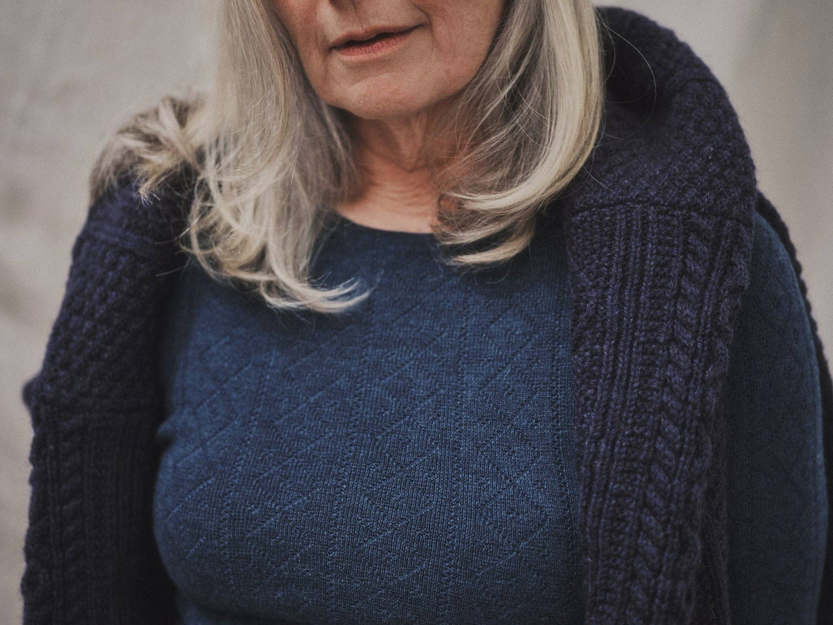 tricot De Peau Topp i Fin Merinoull fra OUBAS – farge Indigo Blue