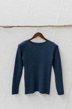 tricot De Peau Topp i Fin Merinoull fra OUBAS – farge Indigo Blue