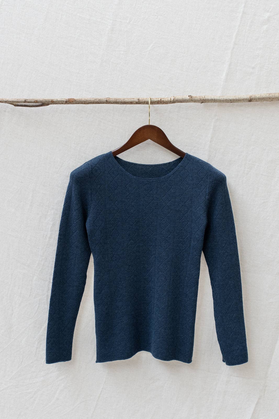 tricot De Peau Topp i Fin Merinoull fra OUBAS – farge Indigo Blue