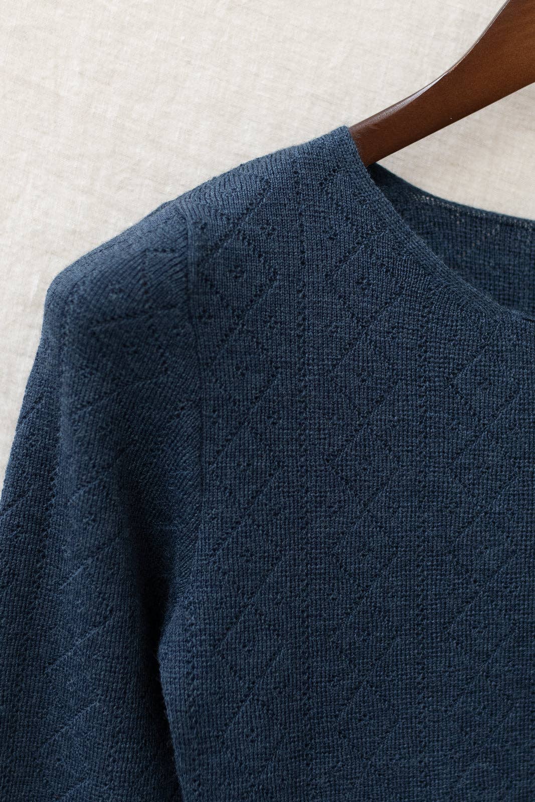 tricot De Peau Topp i Fin Merinoull fra OUBAS – farge Indigo Blue