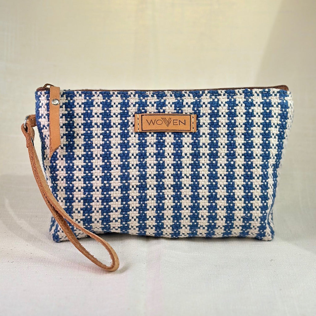 Woven Clutch – håndvevd veskemappe – Blå & Hvit hundetann