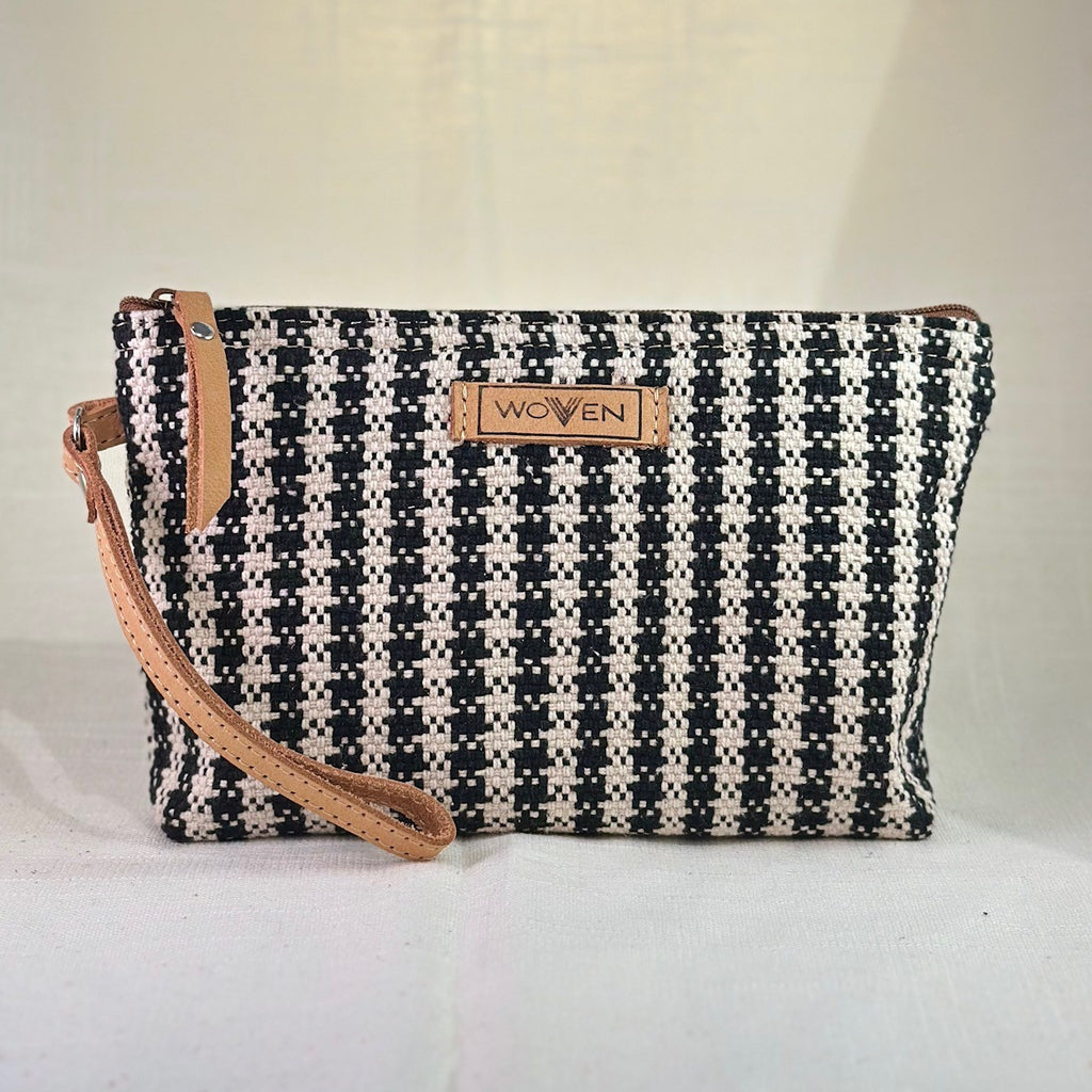 Woven Clutch – håndvevd veskemappe – Sort & Hvit hundetann