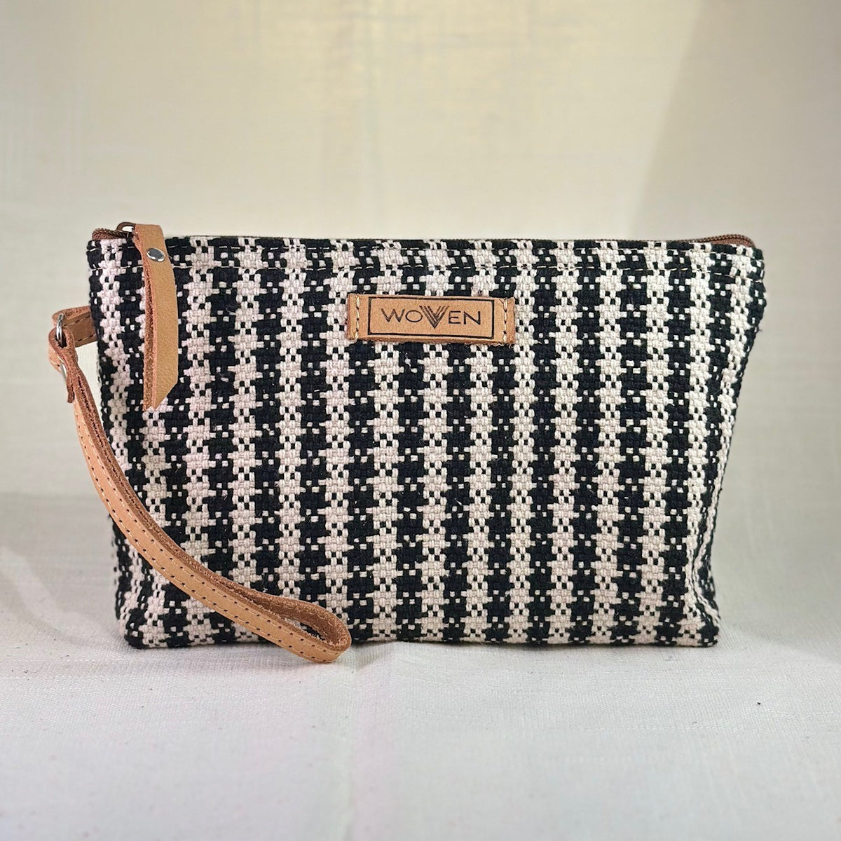 Woven Clutch – håndvevd veskemappe – Sort & Hvit hundetann