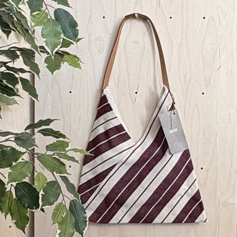 Woven Konvoluttveske – Brede striper Plomme